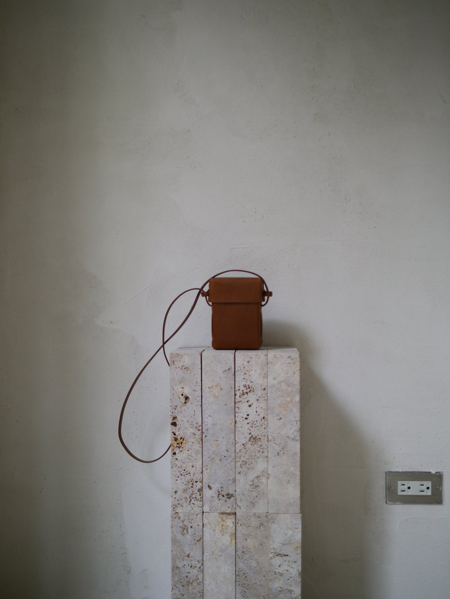 KAMARO'AN - Woven Camera Bag in Chestnut Dyed Leather - Tempo