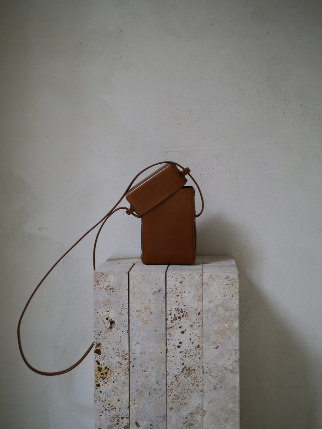 KAMARO'AN - Woven Camera Bag in Chestnut Dyed Leather - Tempo