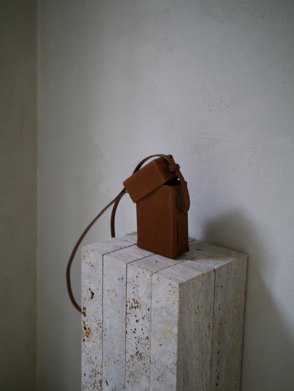 KAMARO'AN - Woven Camera Bag in Chestnut Dyed Leather - Tempo