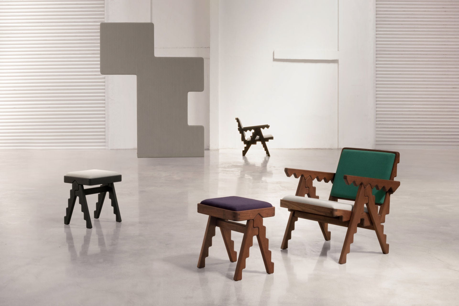 PHANTOM HANDS - Crocodile Chair / Black Finish - Tempo