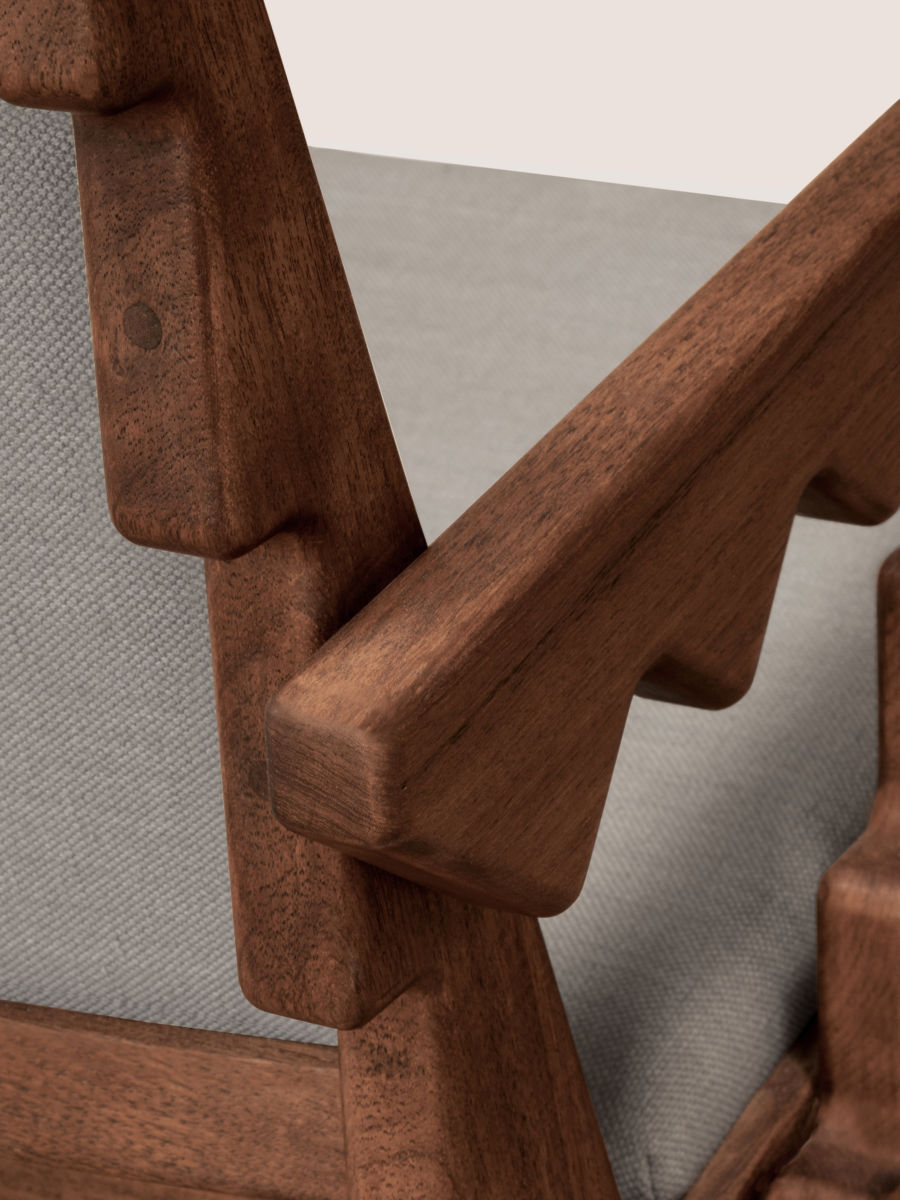 PHANTOM HANDS - Crocodile Chair / Dark Teak Finish - Tempo