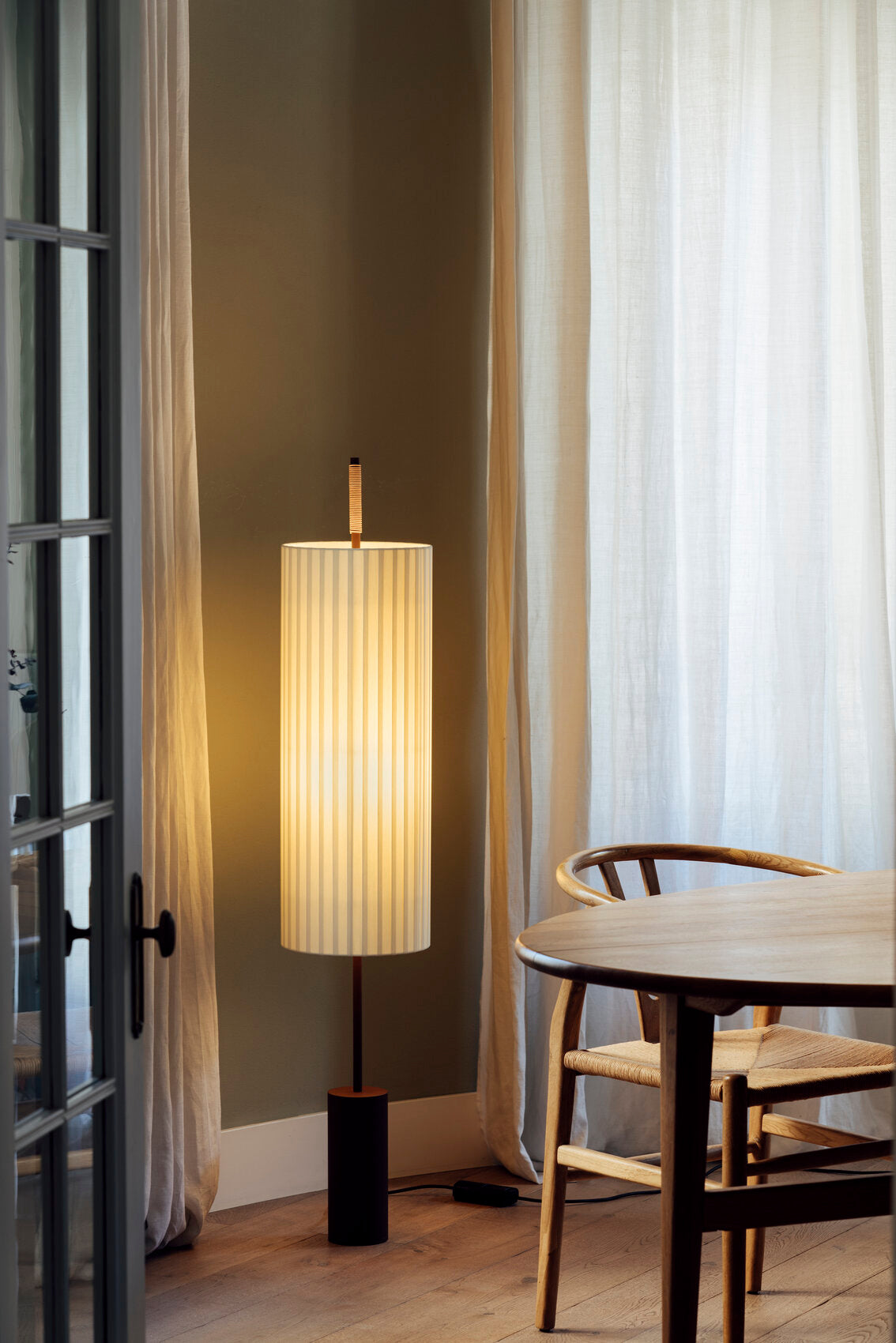 Dórica Floor Lamp