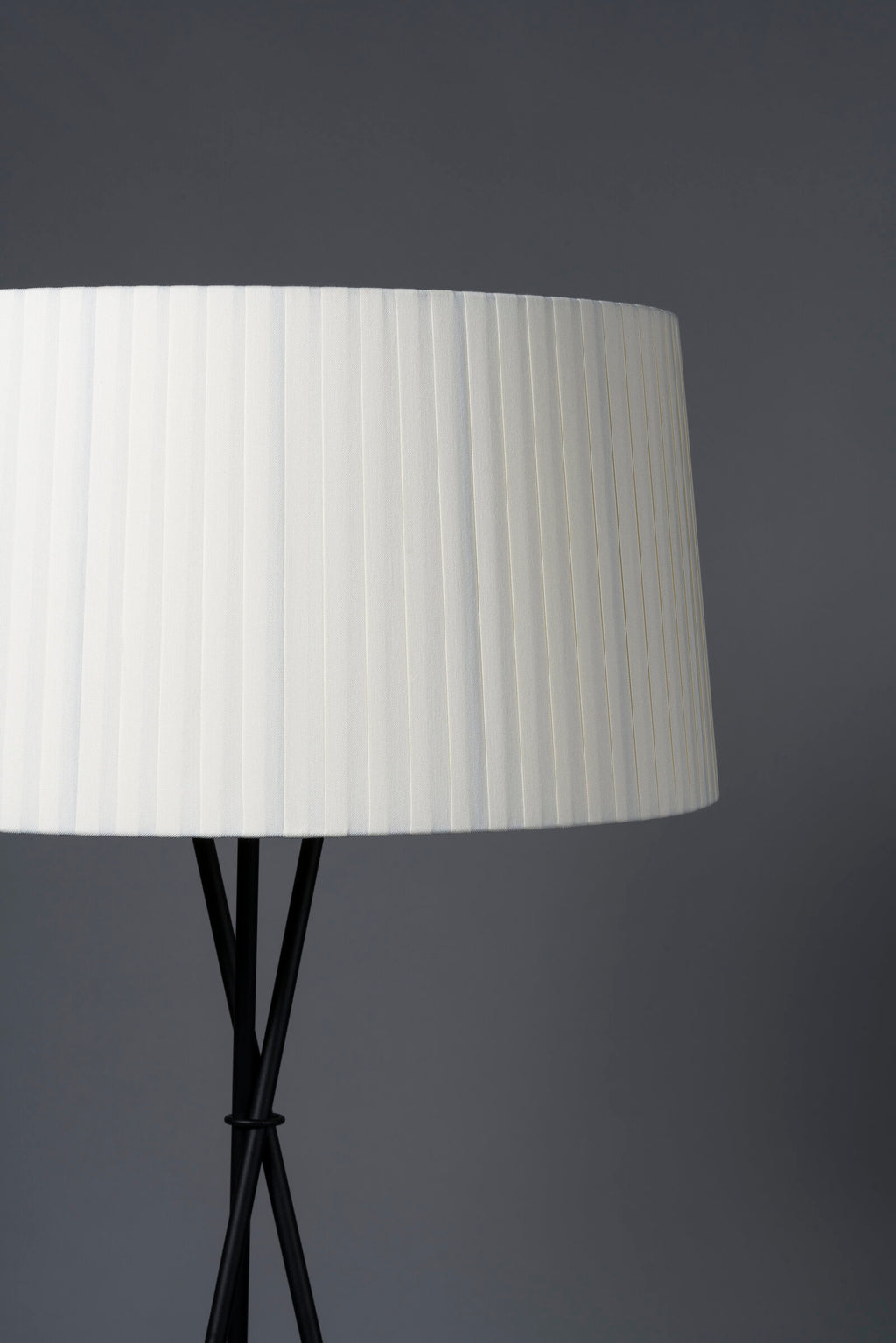 SANTA & COLE - Trípode Floor Lamp - Tempo