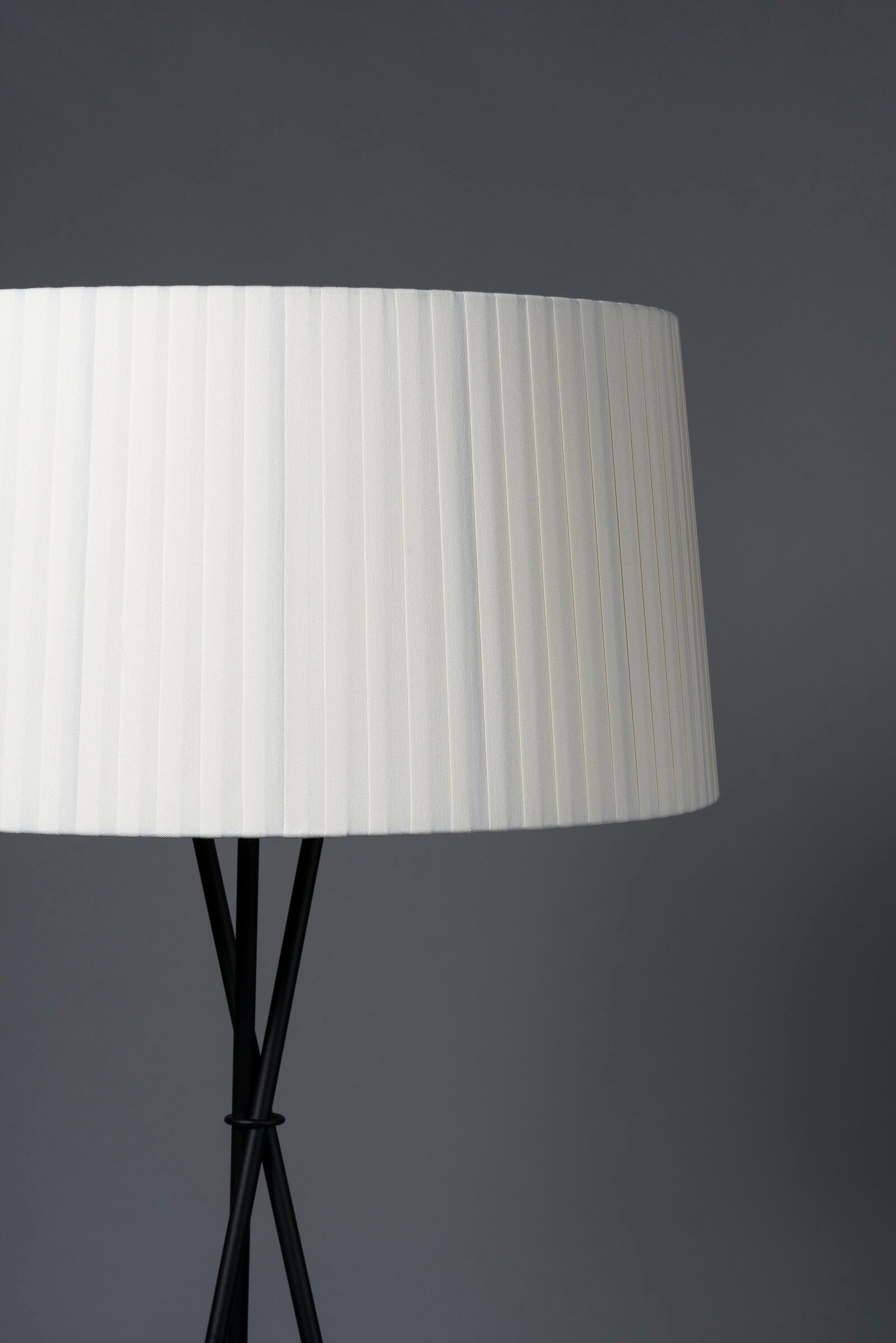 SANTA & COLE - Trípode Floor Lamp - Tempo