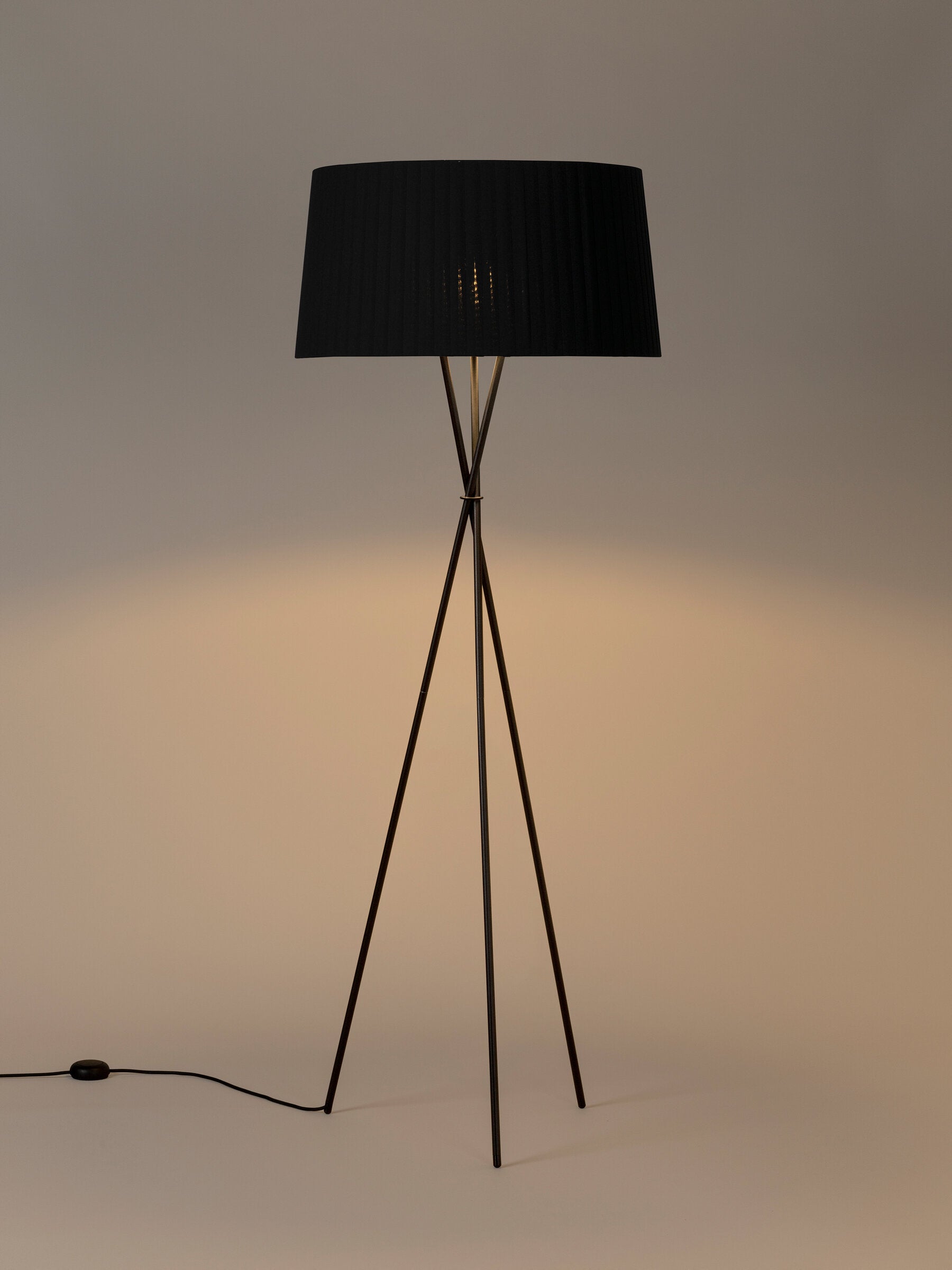 Trípode Floor Lamp