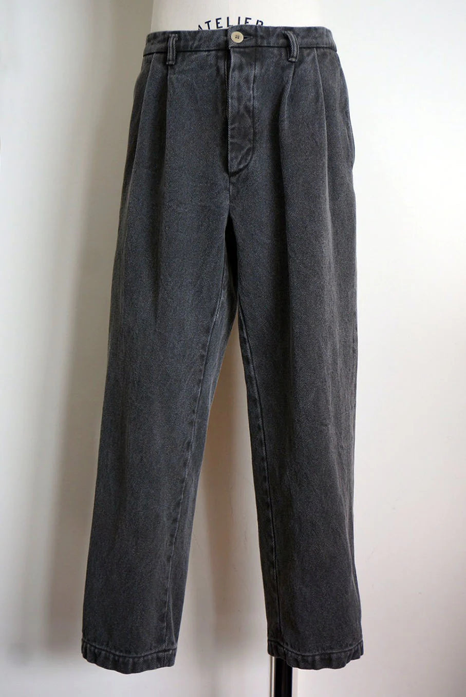 SEUVAS - Binchotan Charcoal Dyed Black 10oz Kurashiki Hampu Tapered Pants - Tempo