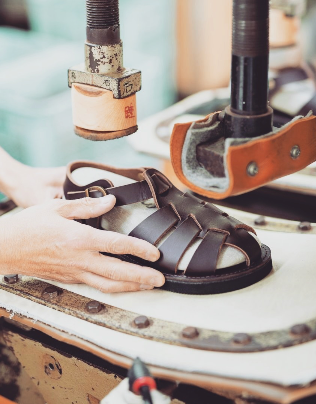 ORGANIC HANDLOOM - Pre-Order: Gurkha in Oiled Pull-Up Leather - Dark Brown - Tempo