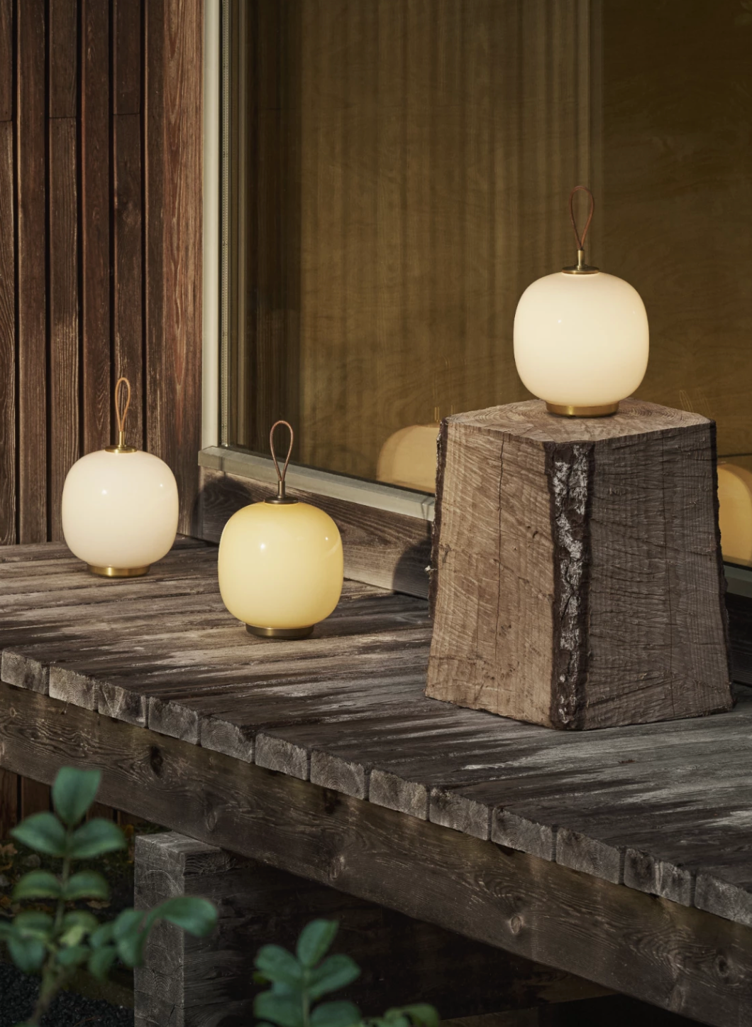 LOUIS POULSEN - NEW - VL 45 RADIOHUS PORTABLE LAMP - BRASS / WHITE OPAL GLASS - Tempo