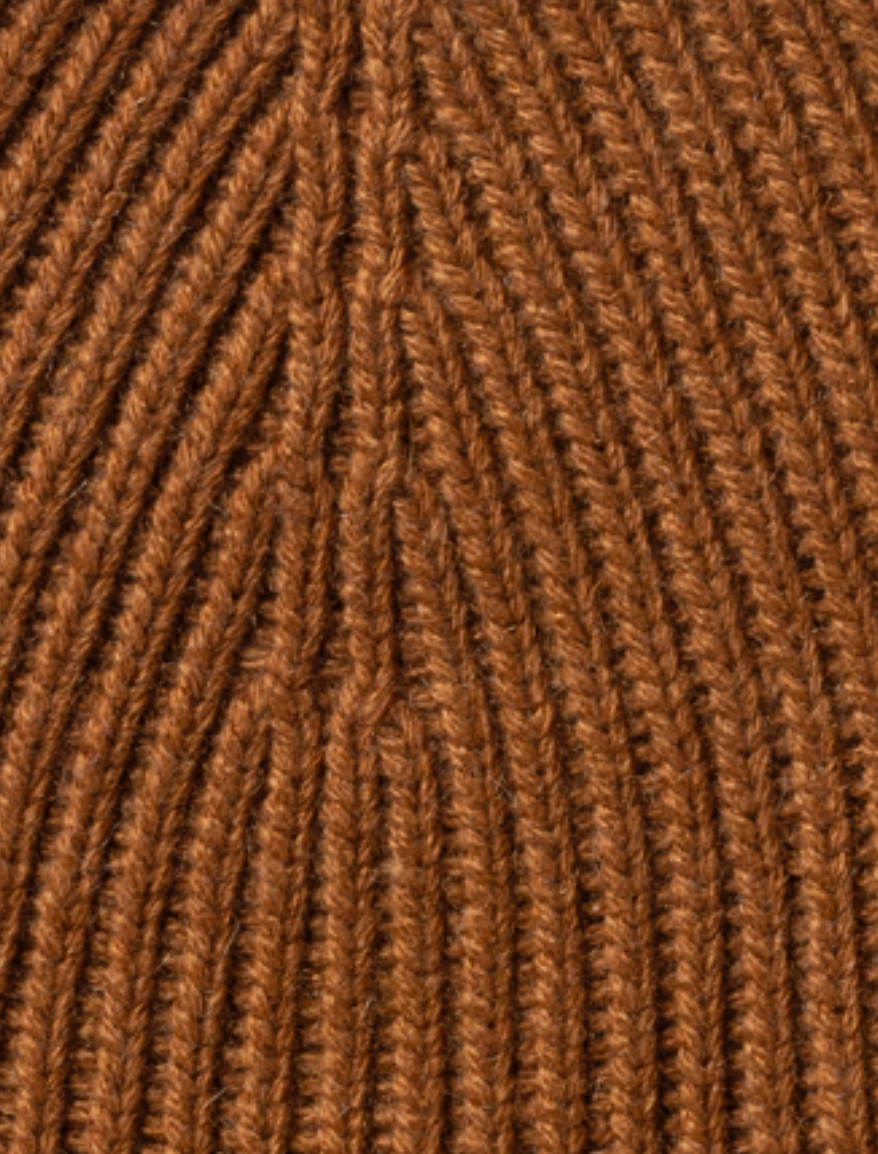 JOHNSTONS OF ELGIN - Pre-Order: Cashmere Ribbed Beanie in Dark Camel - Tempo
