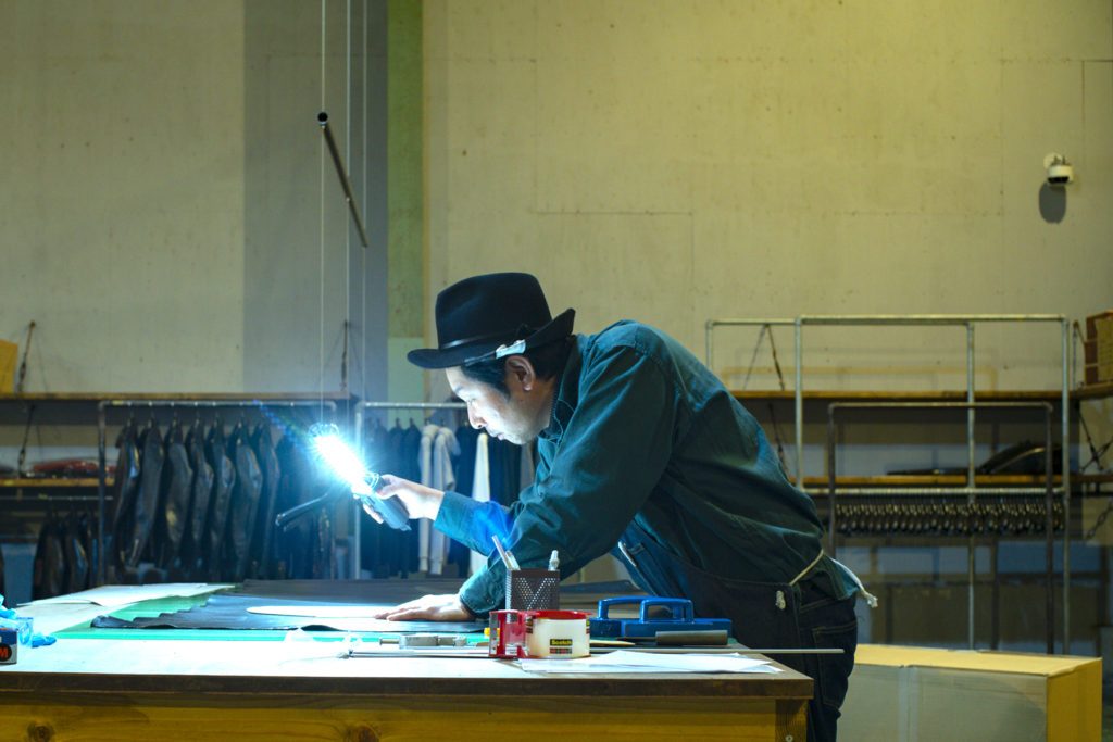 Slanted Pocket Logo Tee in Navy x White - Tempo