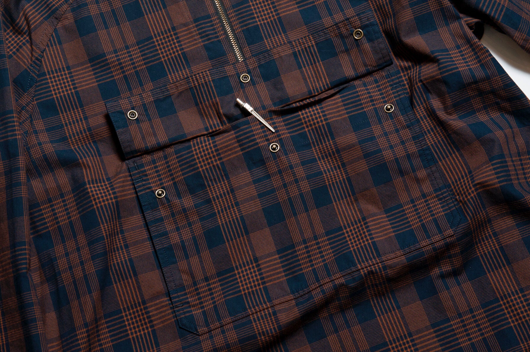 "Jackson" High Density Cotton Anorak Shirt in Navy x Brown - Tempo