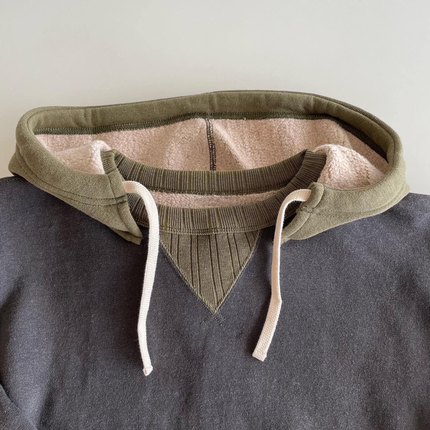 After Hood Mother Cotton Loopwheel Sweatshirt "2Tone" in Ink Black x Olive - Tempo