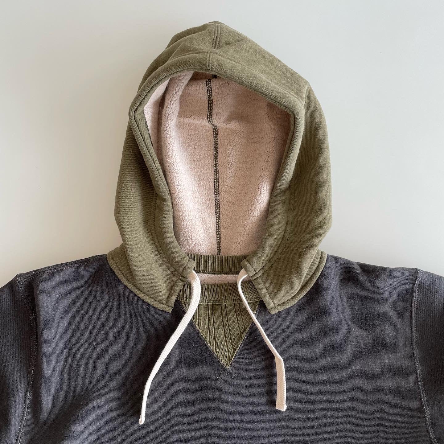 After Hood Mother Cotton Loopwheel Sweatshirt "2Tone" in Ink Black x Olive - Tempo