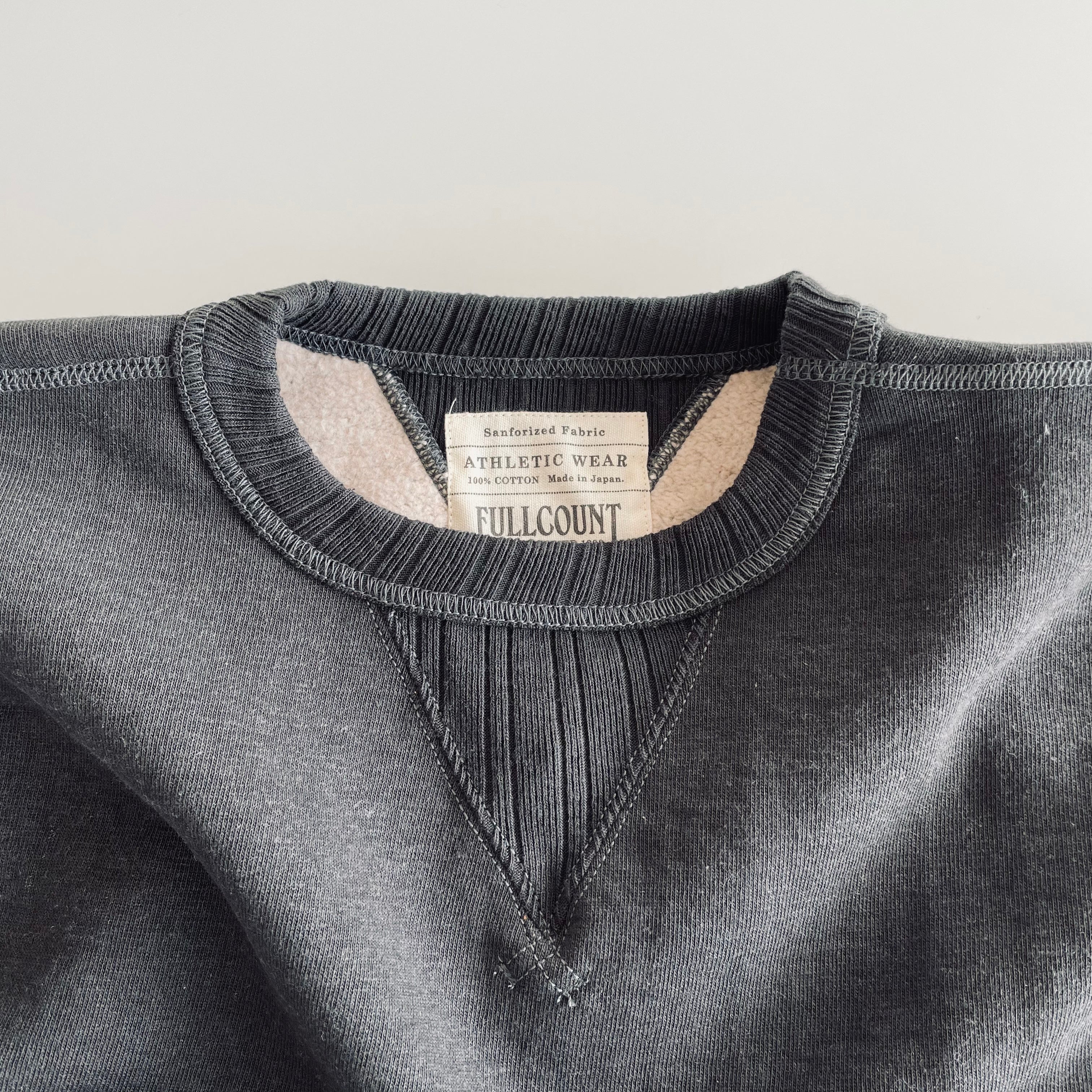 Sweat-shirt en coton Tsuriami Loopwheel Mother à manches montées en double V en noir encre 