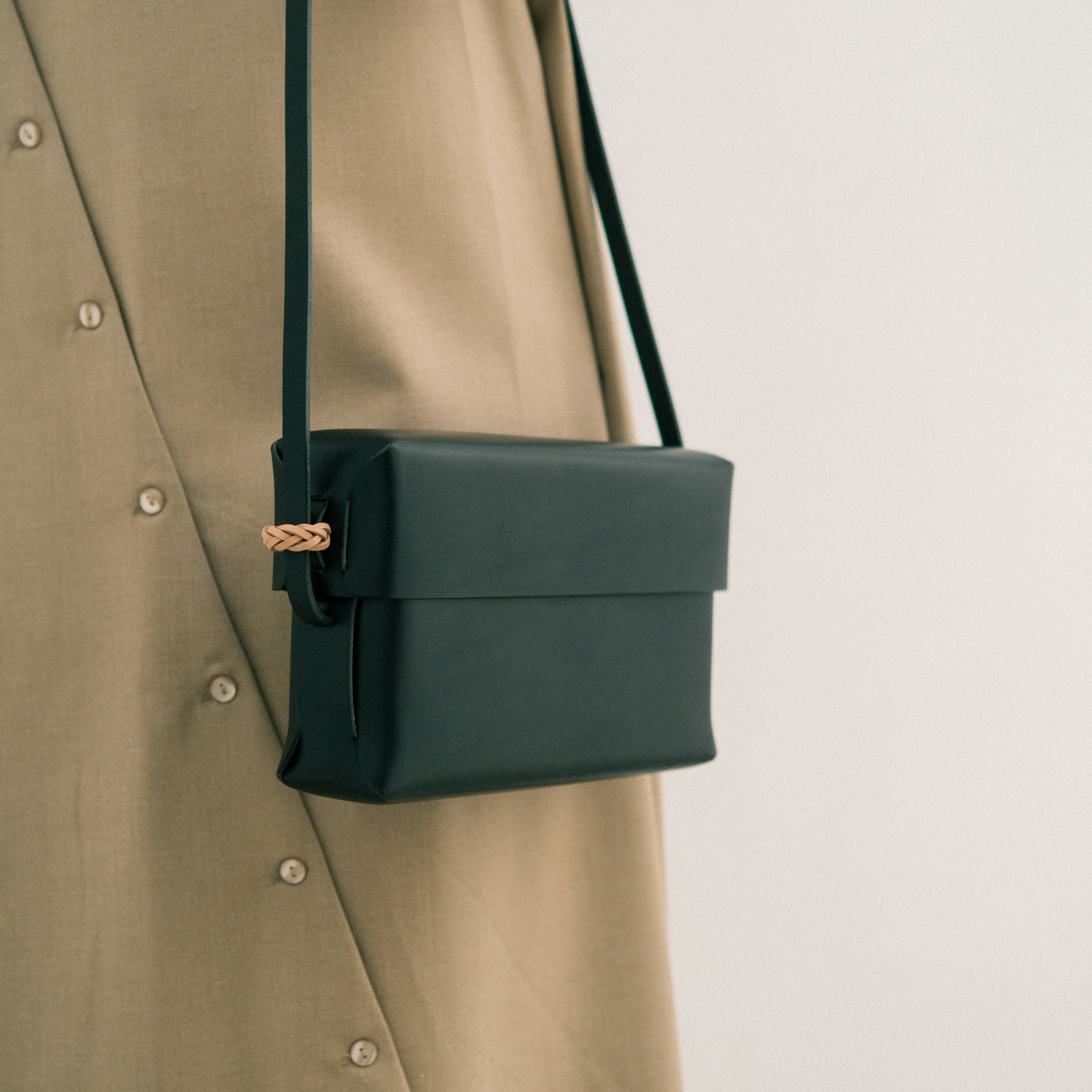 Woven Lid Bag in Black - Tempo