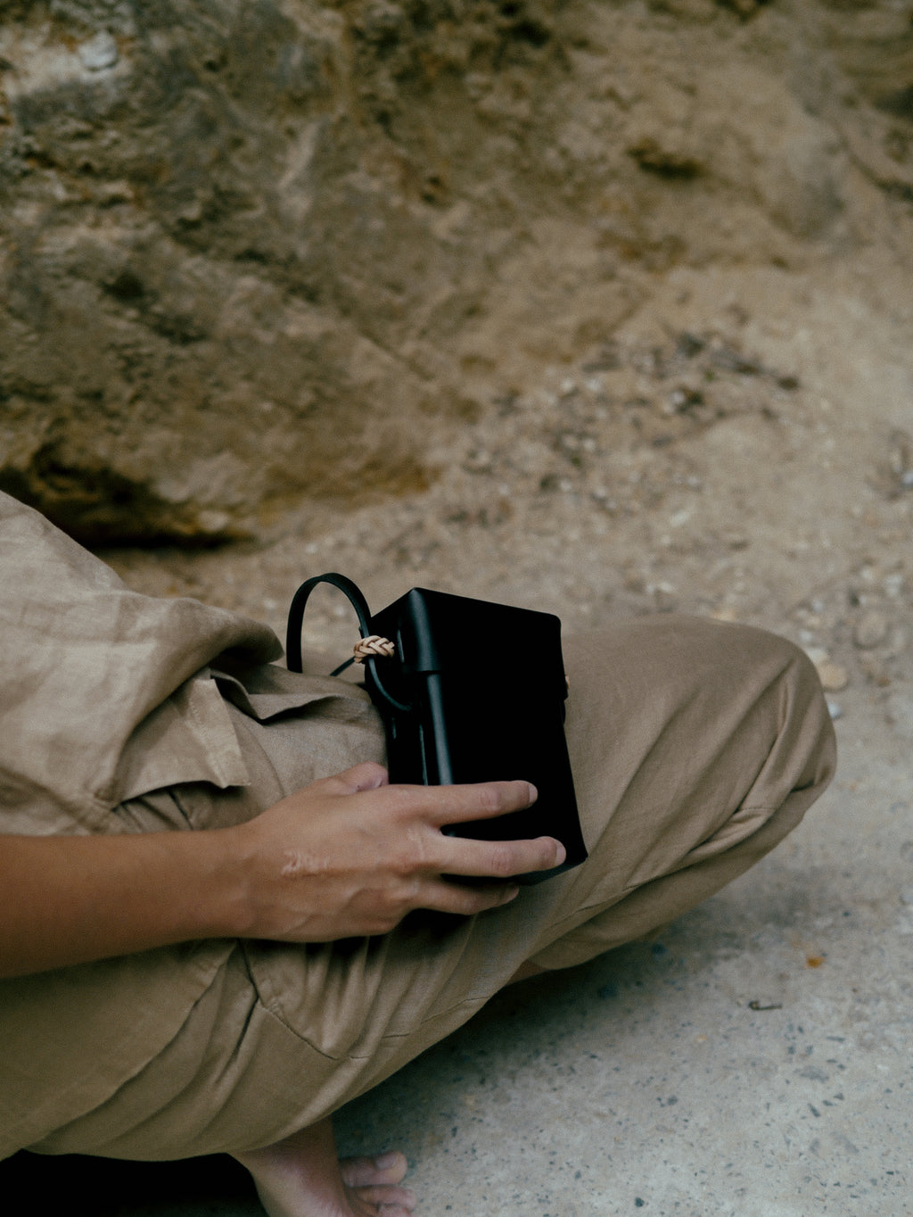 Woven Camera Pouch in Black - Tempo