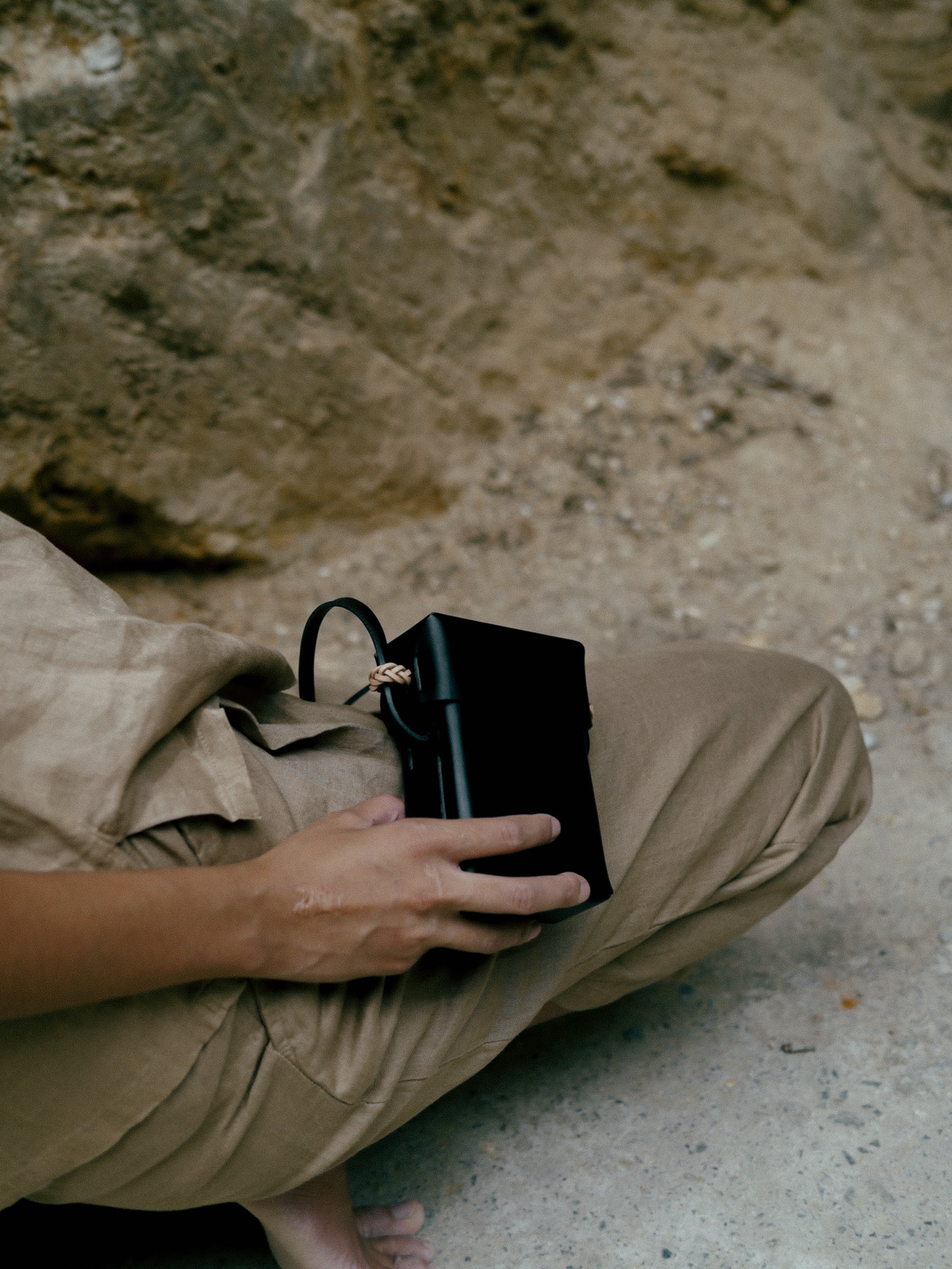 Woven Camera Pouch in Black - Tempo