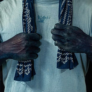 Serviette gaufrée Tenugui teinte à la main en indigo naturel Sukumo