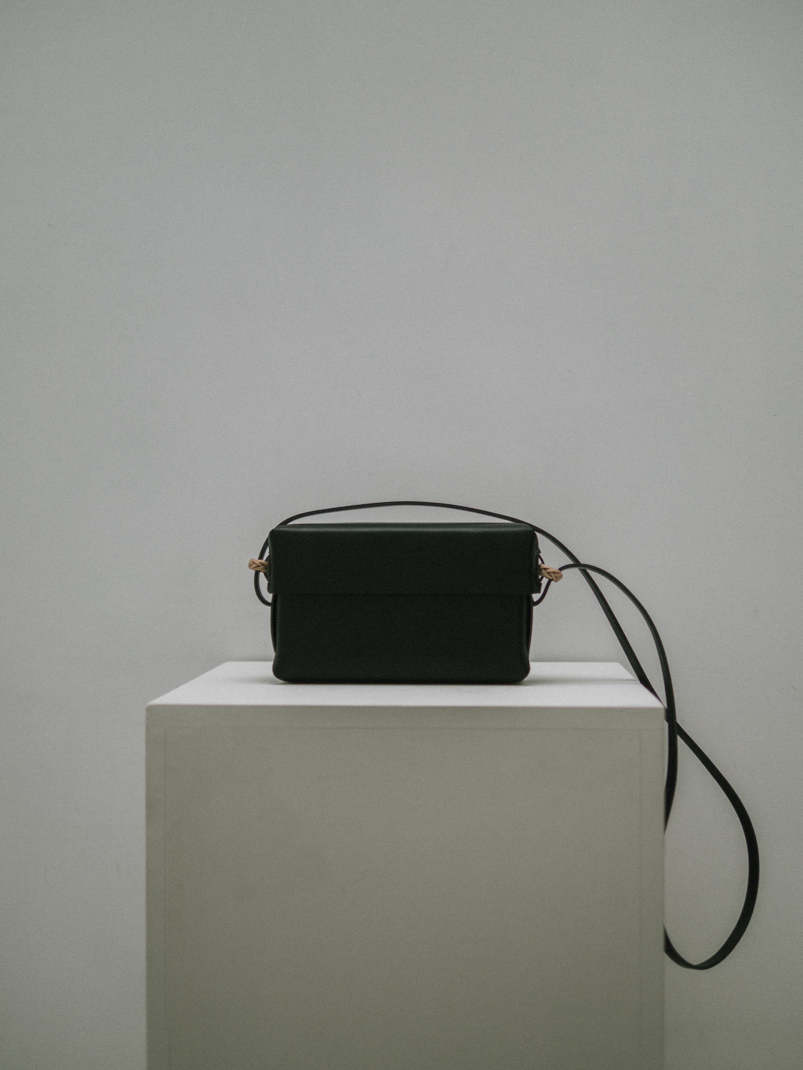 Woven Lid Bag in Black - Tempo