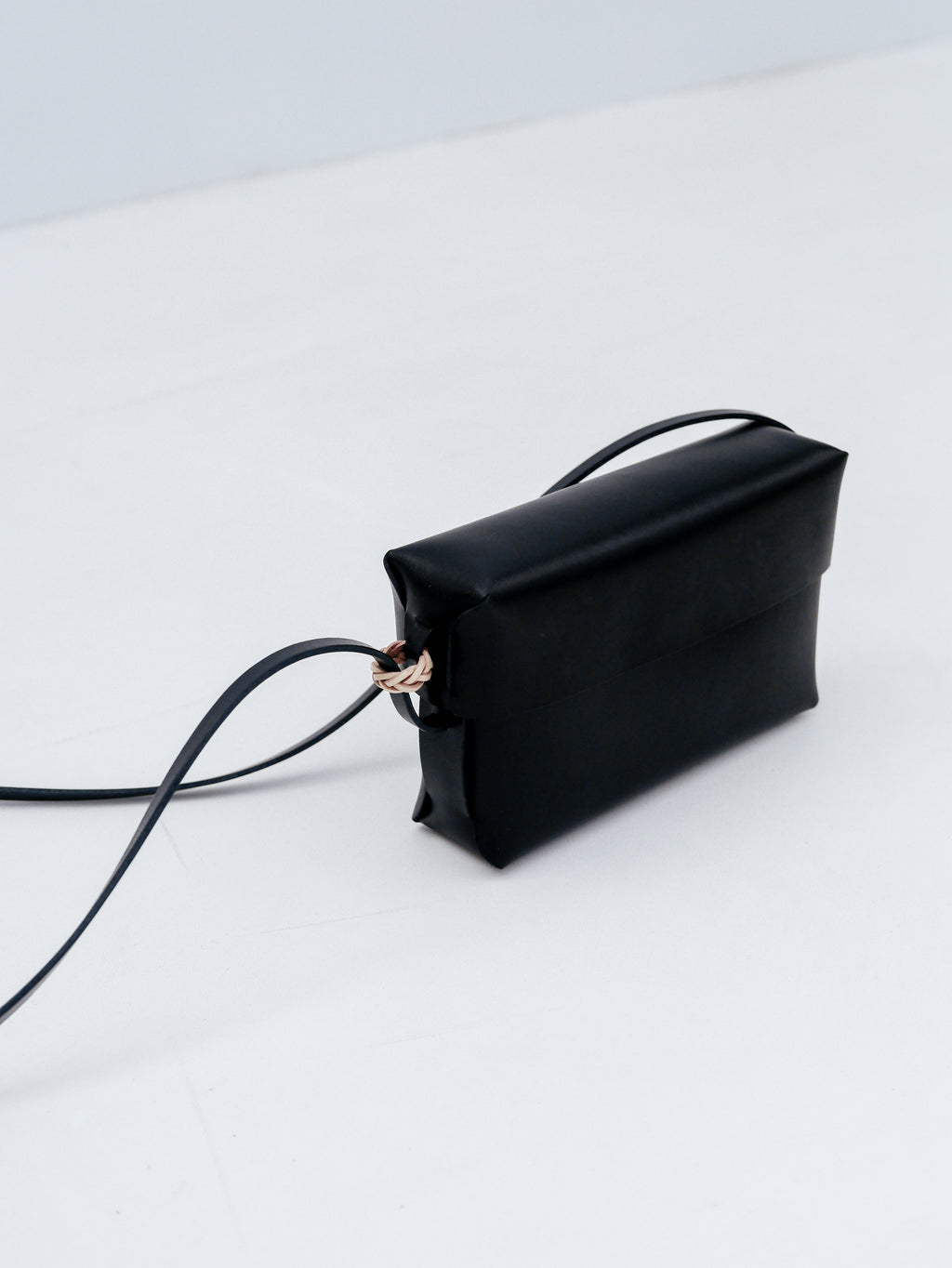 Woven Lid Bag in Black - Tempo