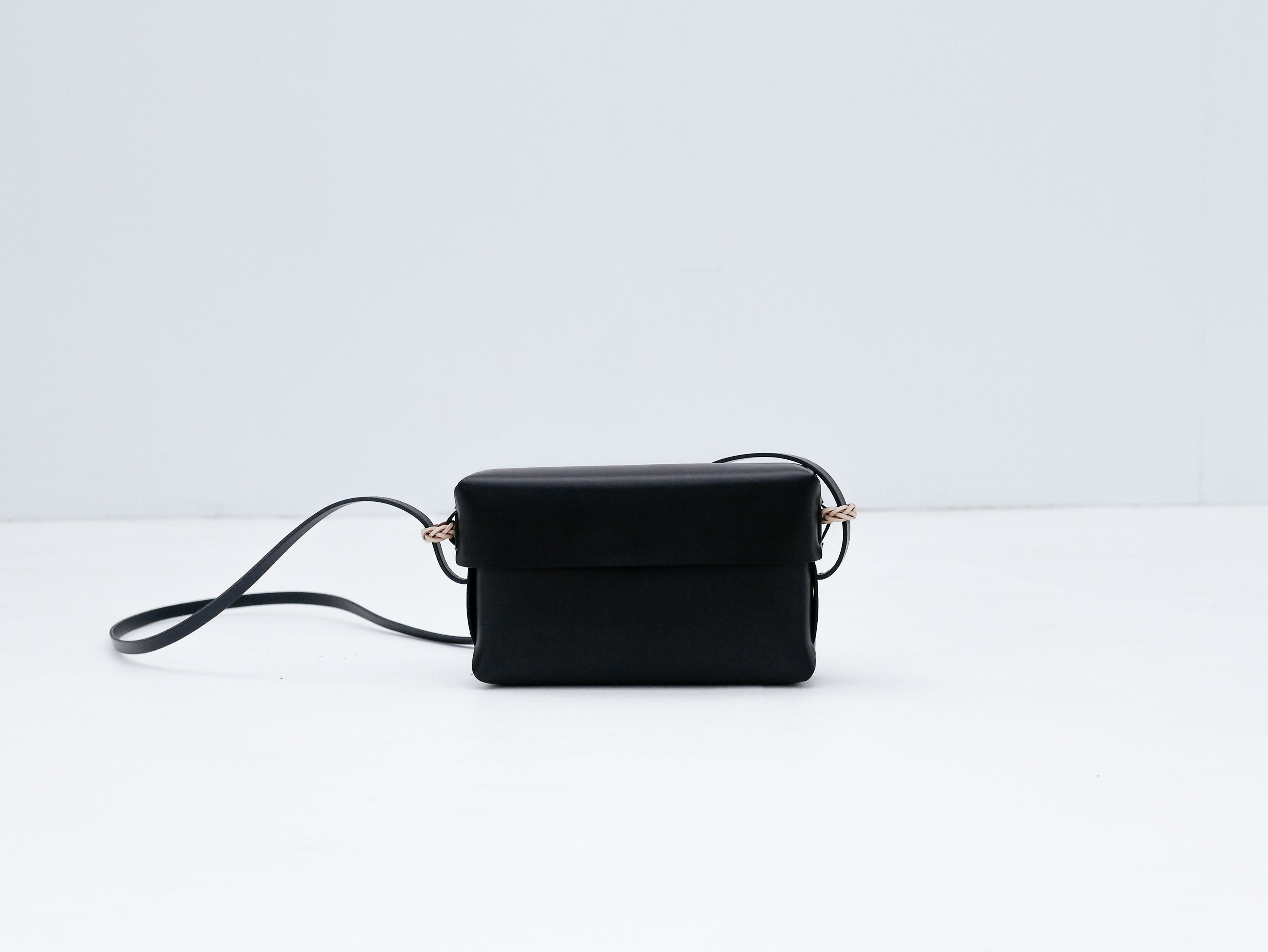 Woven Lid Bag in Black - Tempo