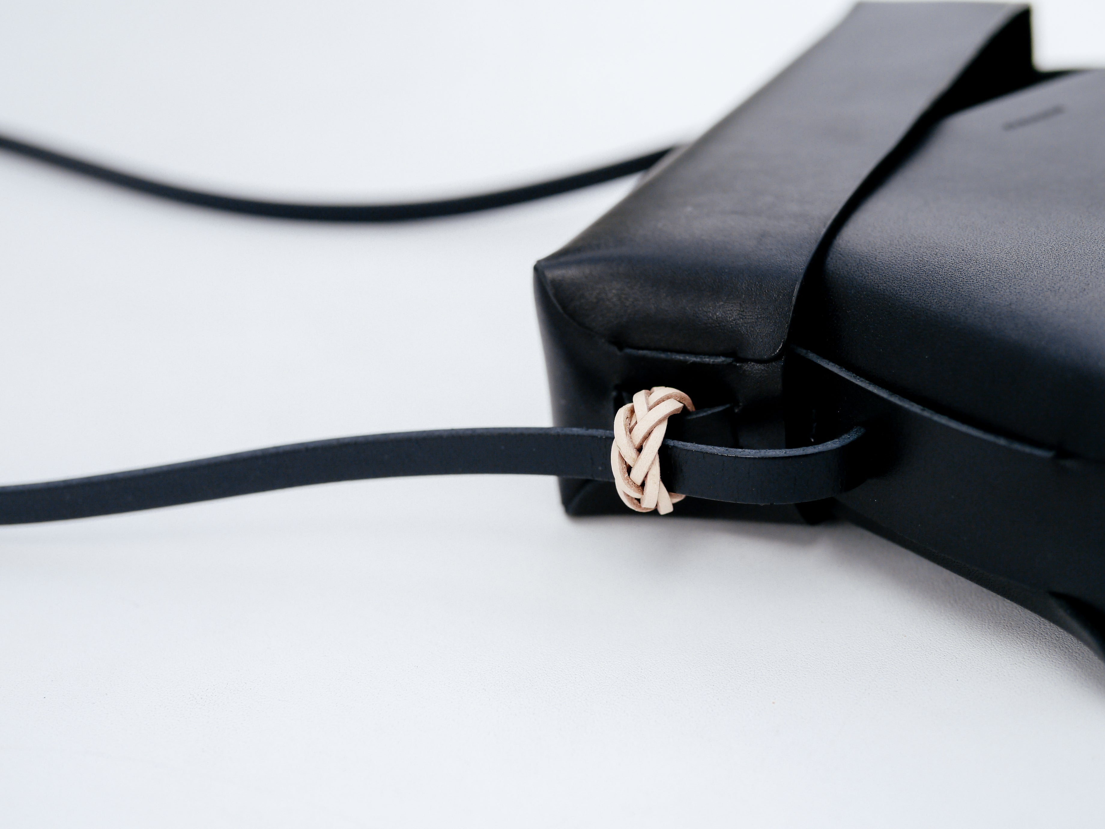 Woven Lid Bag in Black - Tempo