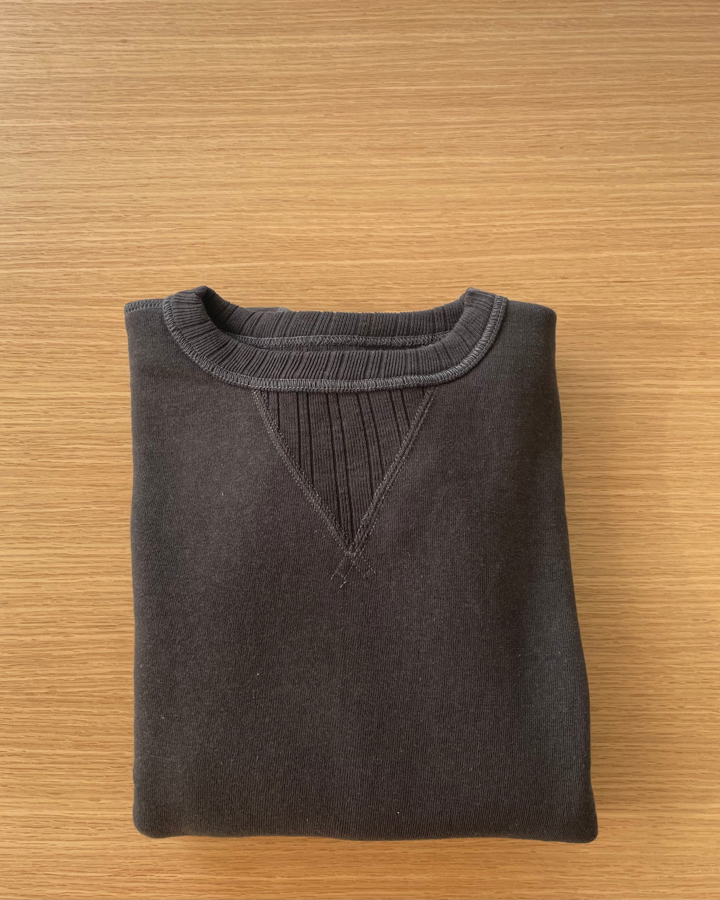 Sweat-shirt en coton Tsuriami Loopwheel Mother à manches montées en double V en noir encre 