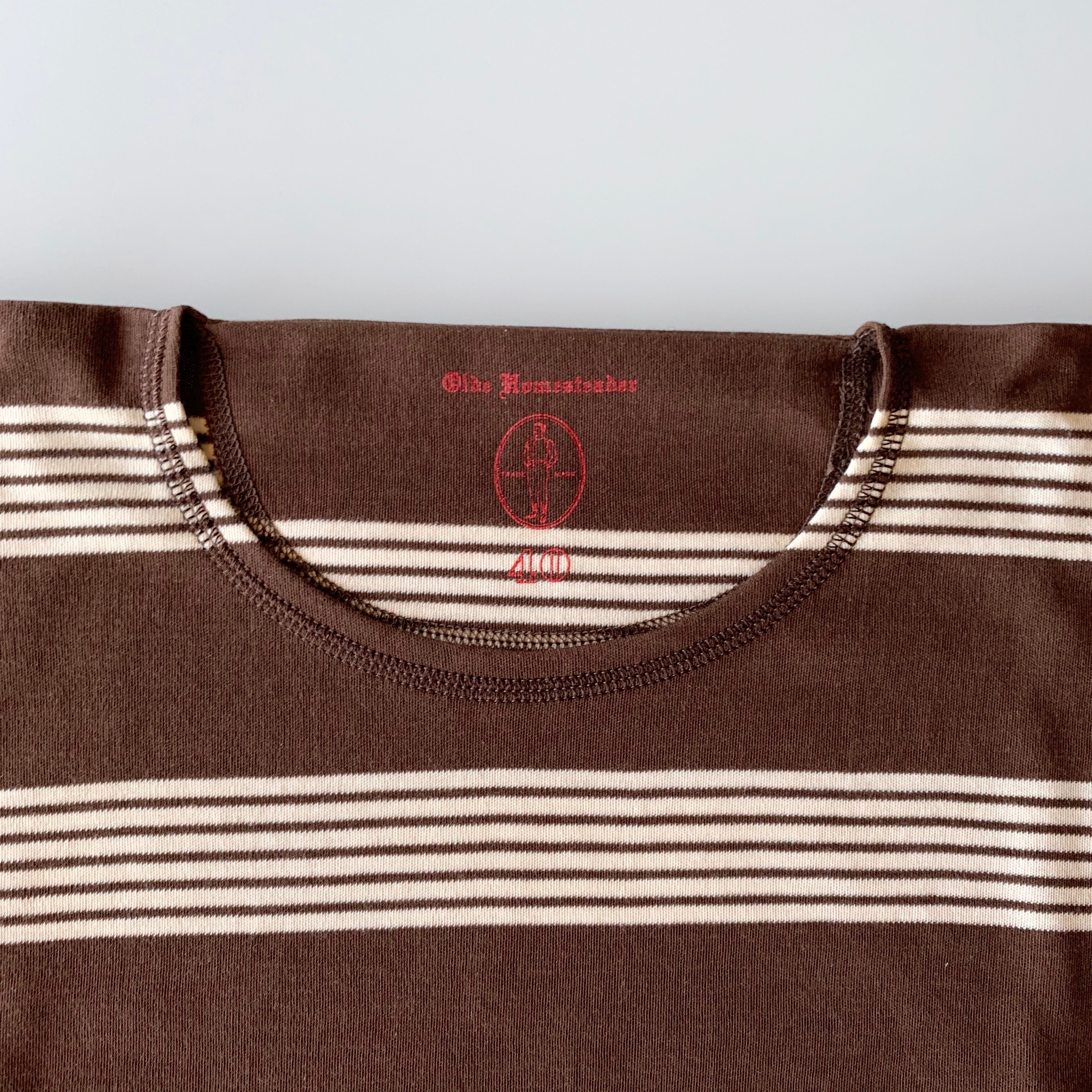 US004 Crew Neck Long Sleeve in Chestnut x Écru - Tempo