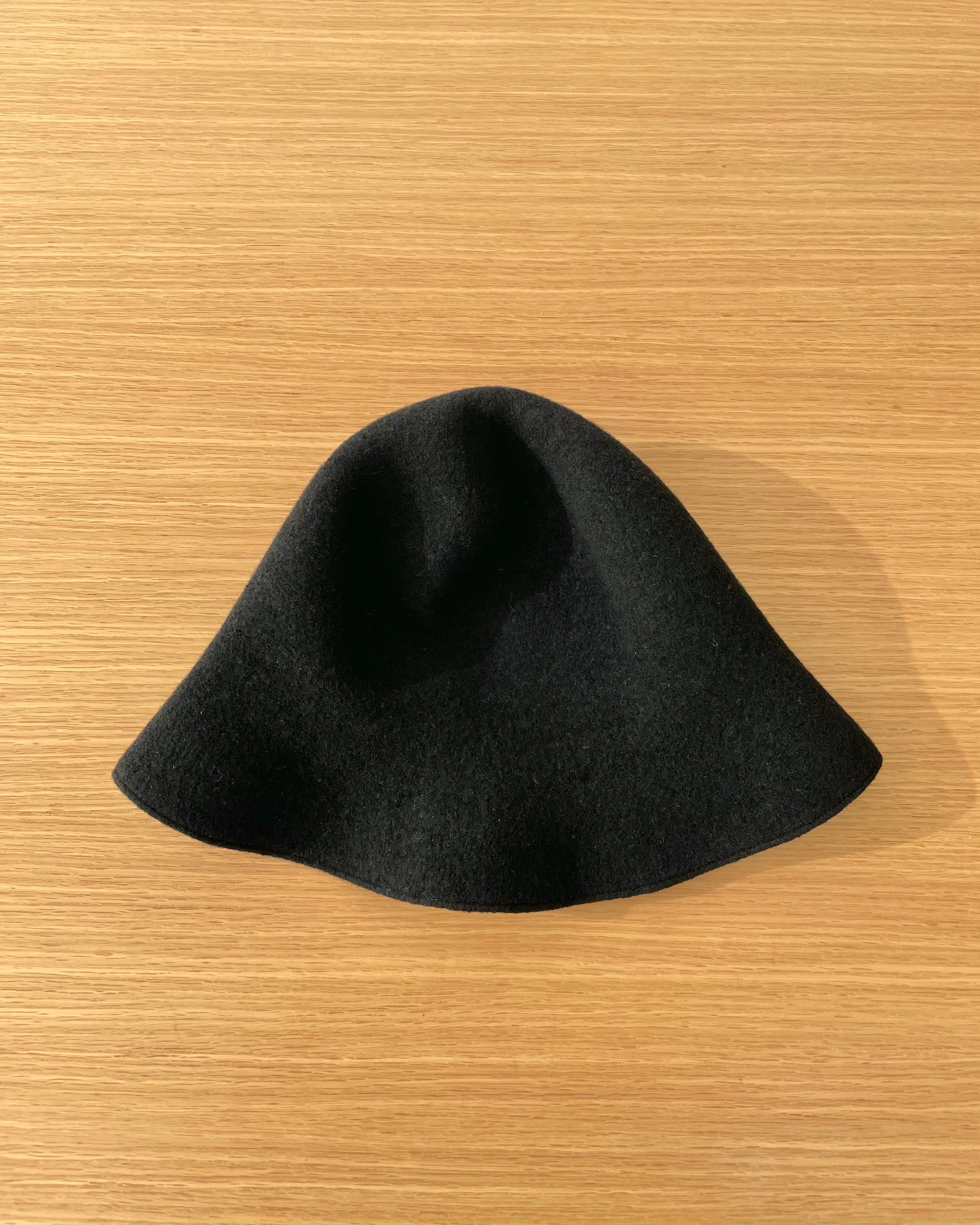 Widen Bell Hat Lamb in Black