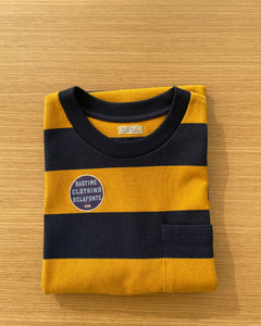 T-shirt Ragtime Rugby Border Pocket en moutarde x bleu marine 